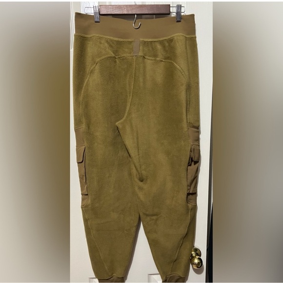 lululemon Fleece + Ripstop Cargo High-Rise
Hiking Jogger *Full Length SZ10 Exc - Picture 4 of 4